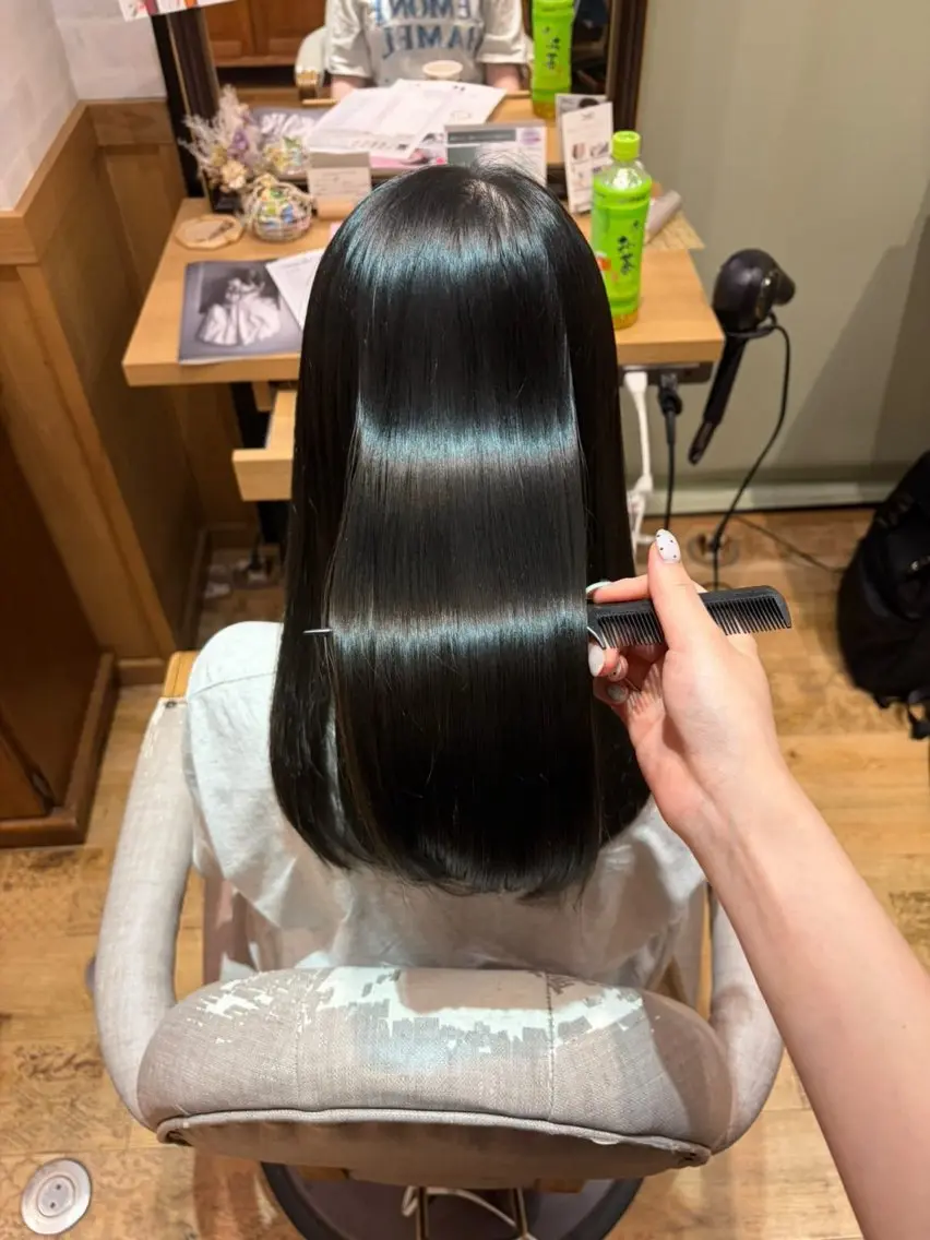 セミロング カット 向島 佳奈のヘアスタイル