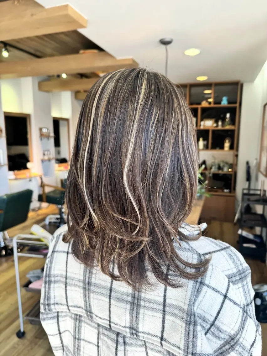 セミロング カラー アッシュ アッシュグレー ハイライトカラー ハイライト ヘアカラー トリートメント ツキダテ ユイのヘアスタイル