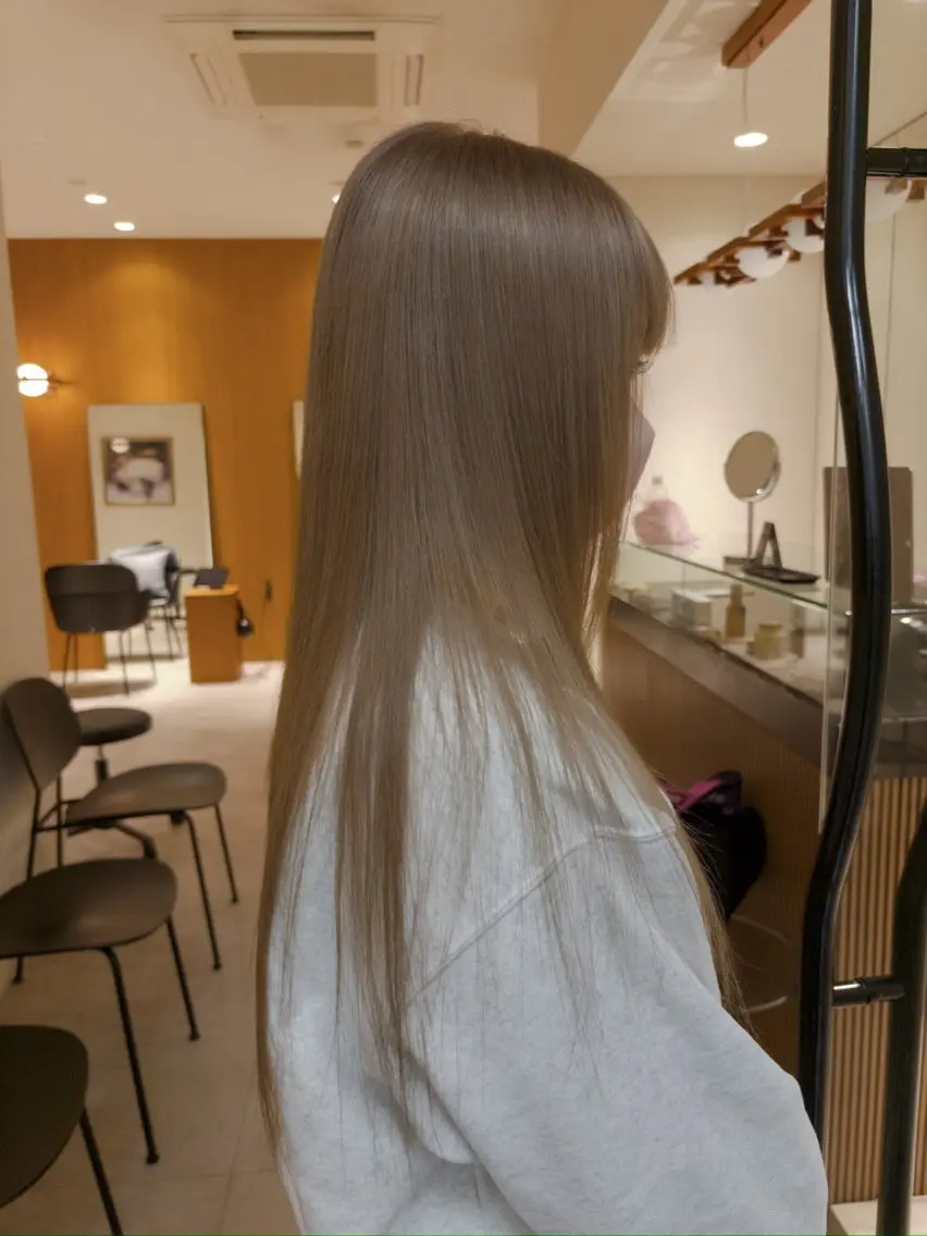 ロング カラー ヘアカラー yiye shioriのヘアスタイル