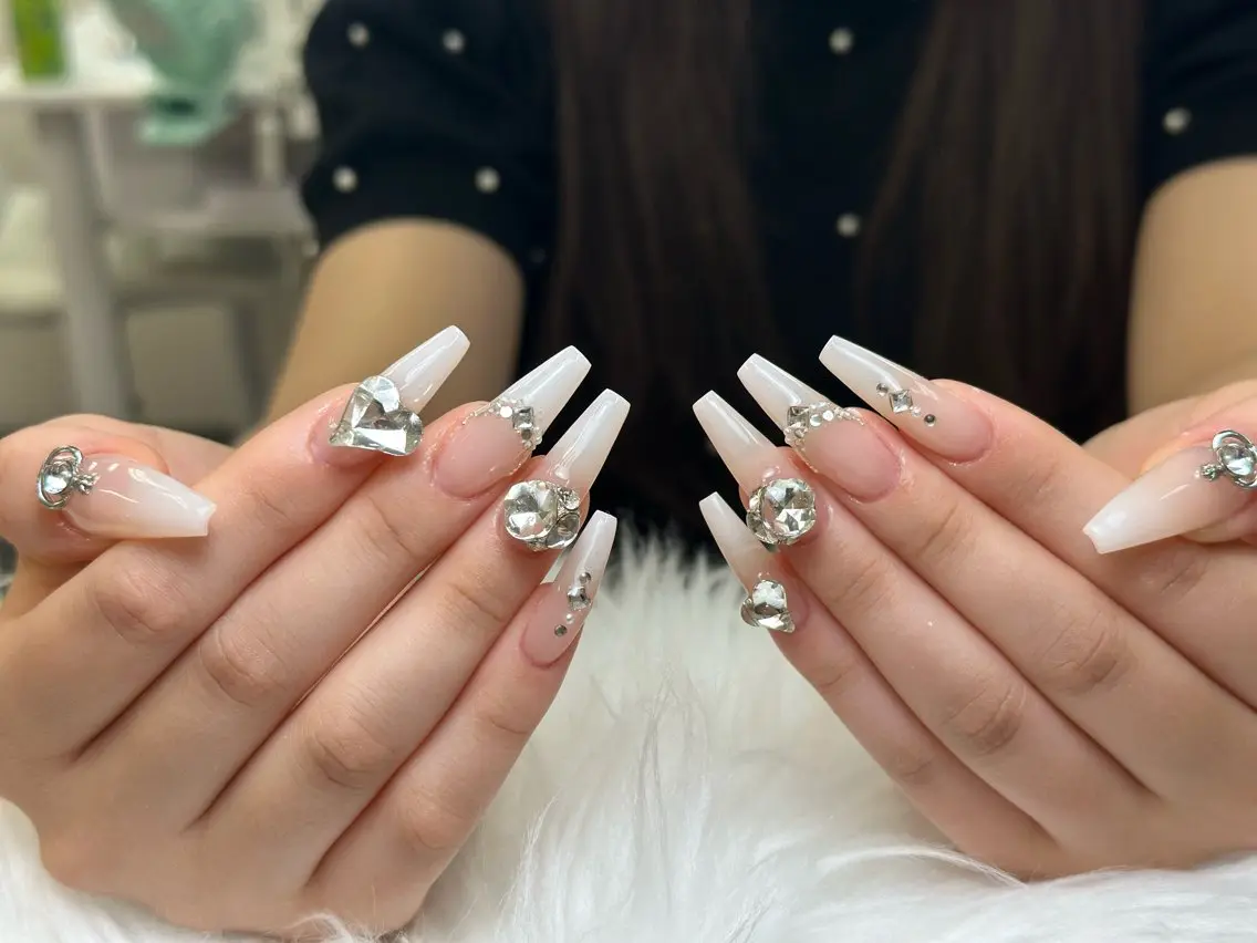 ネイル チークネイル ドット フレンチネイル グラデーション 韓国ネイル ハンドネイル Lisa Nail Salonのネイルデザイン