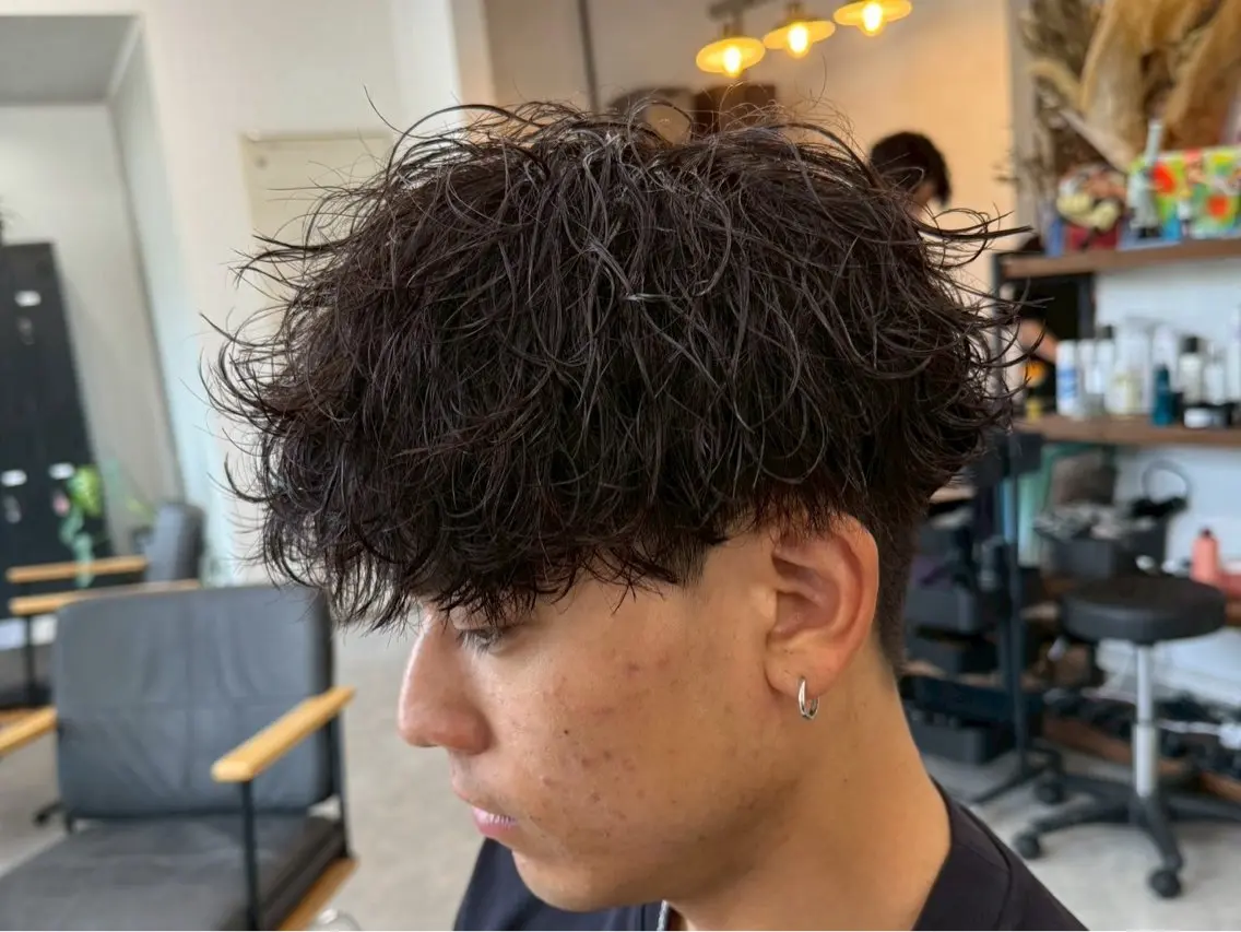 ショート パーマ メンズ センターパート フェードカット マッシュ メンズパーマ スペインカール 宮下 遼太のヘアスタイル