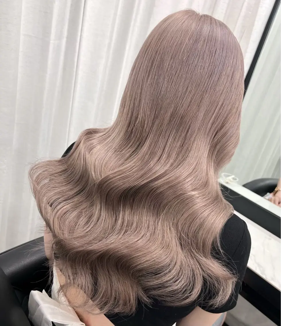 ロング カラー ベージュカラー ブリーチ 透明感カラー グレージュ ミルクティーベージュ ヘアカラー 新宿/ハイトーン/ シールエクステ 祐介のヘアスタイル