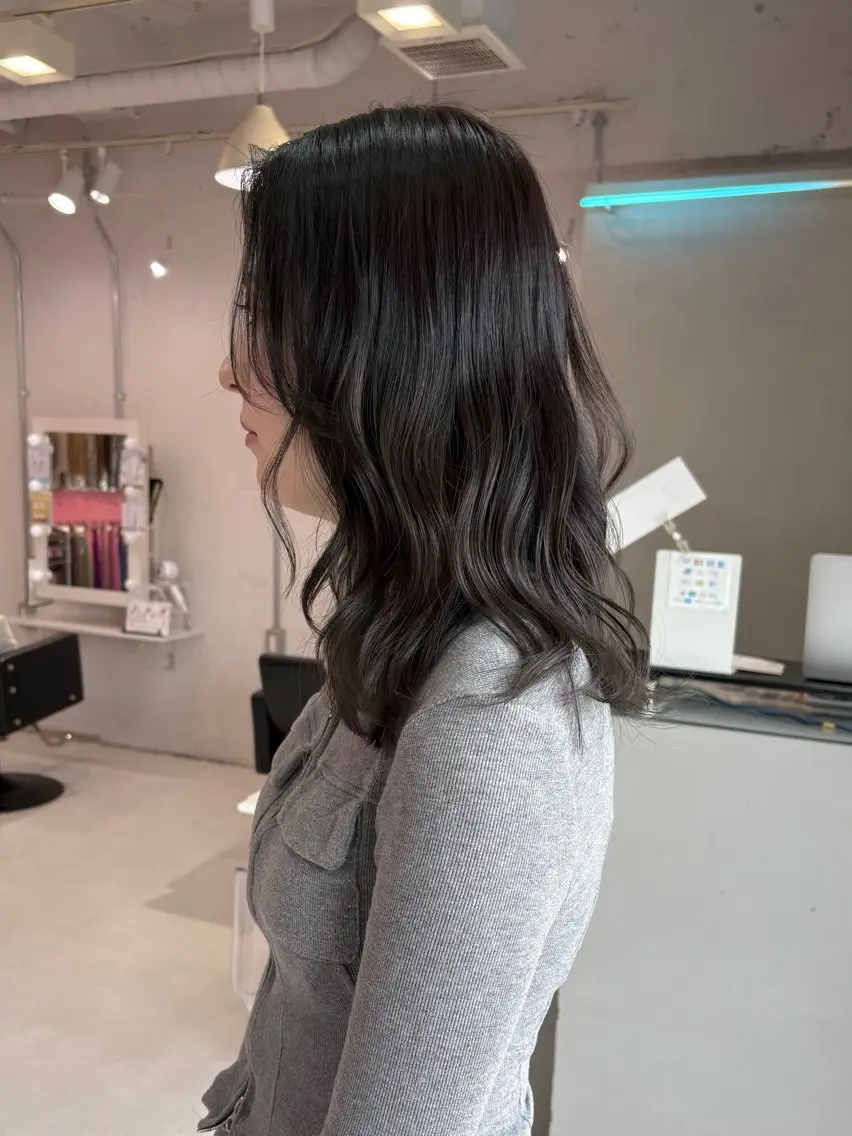 ミディアム カラー ブリーチ ダークグレー ダークグレージュ グレージュ カット ヘアカラー トリートメント Ayuna /透明感カラーのヘアスタイル