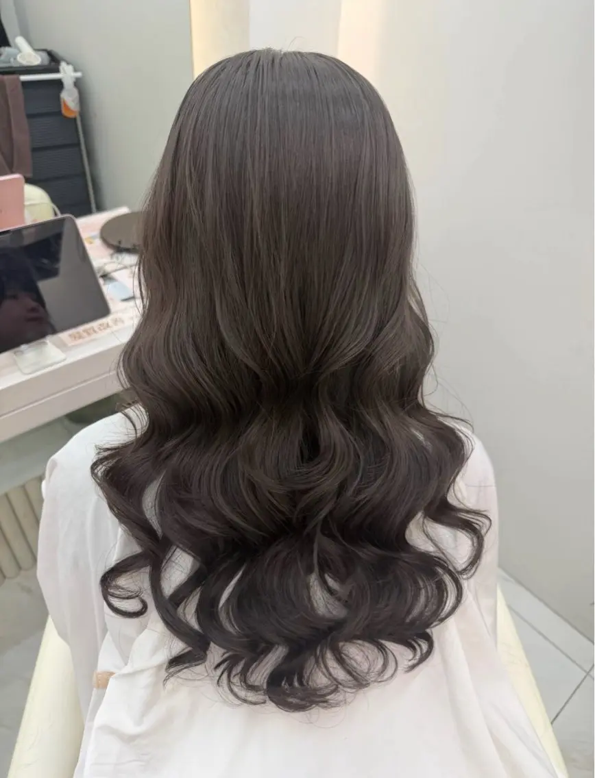 セミロング 高評価多数◎ コテ巻きパーマ星明夏のヘアスタイル
