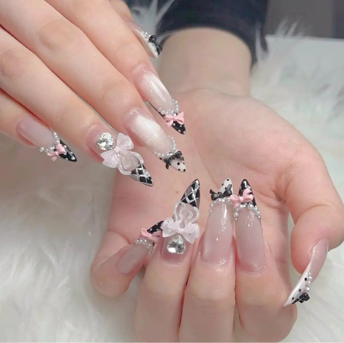 ネイル キラキラネイル マグネットネイル ぷっくりネイル ネイルチップ ワンホンネイル ハンドネイル Lyna 池袋のネイルデザイン