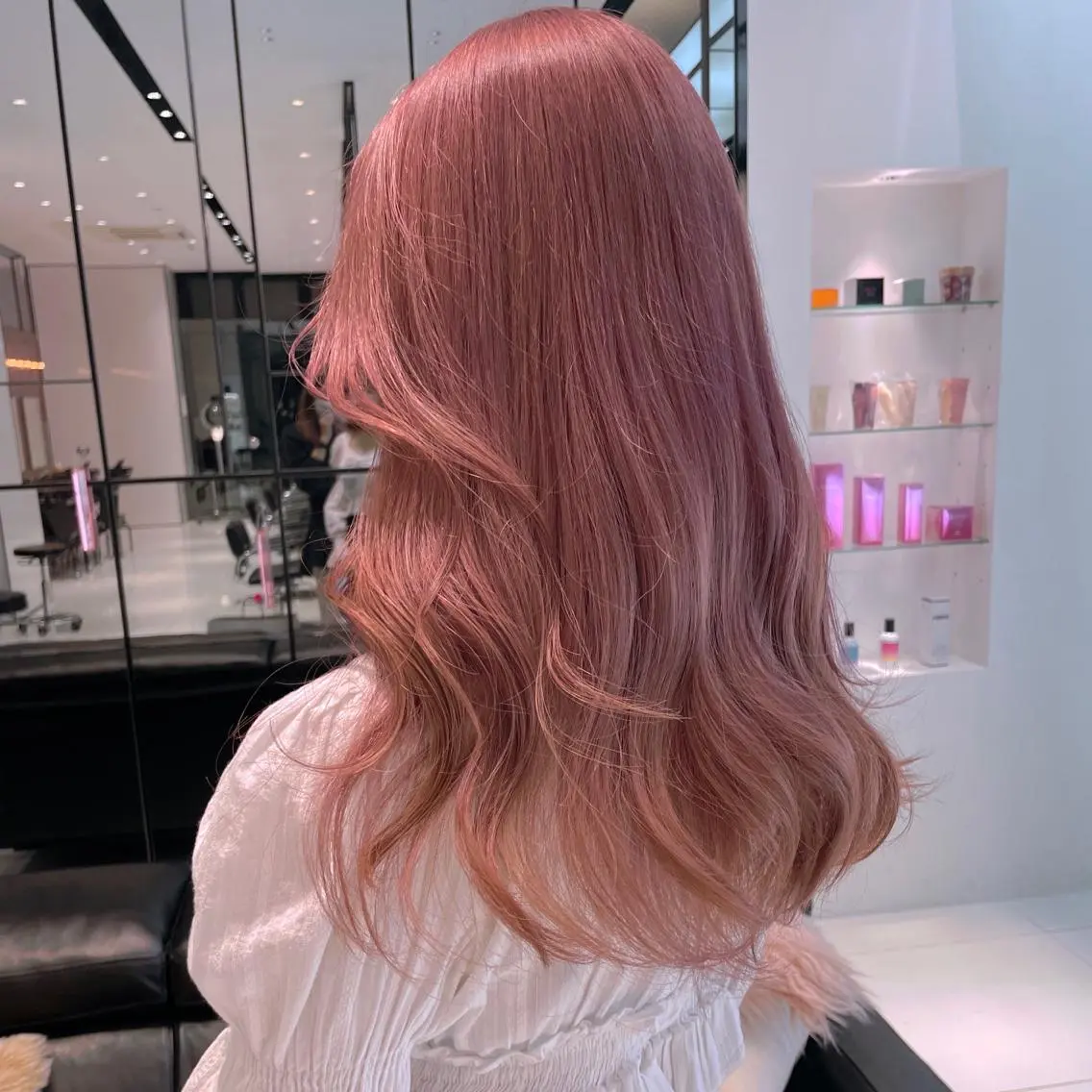 ロング カラー ブリーチ ピンクカラー 相川 愛実のヘアスタイル
