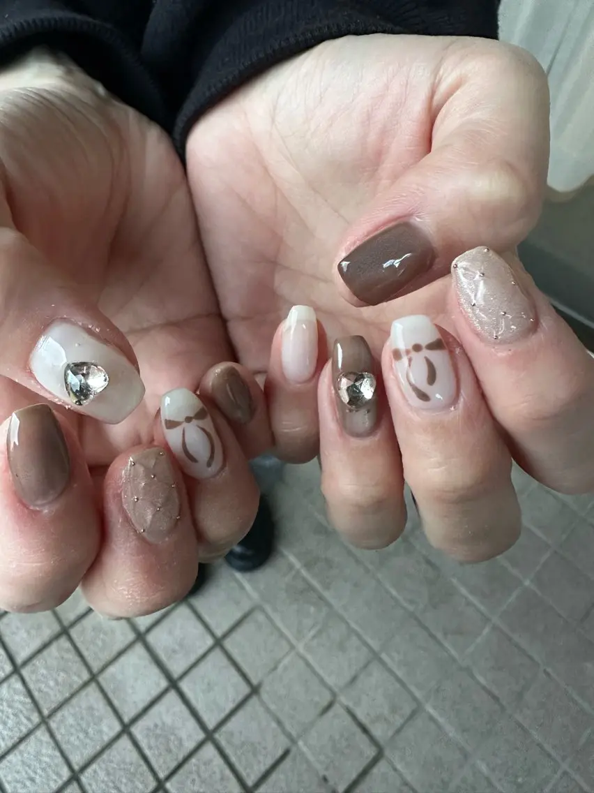 ネイル ブラウン ハート シルバー Sawa ︎︎𓂃⟡.·のネイルデザイン