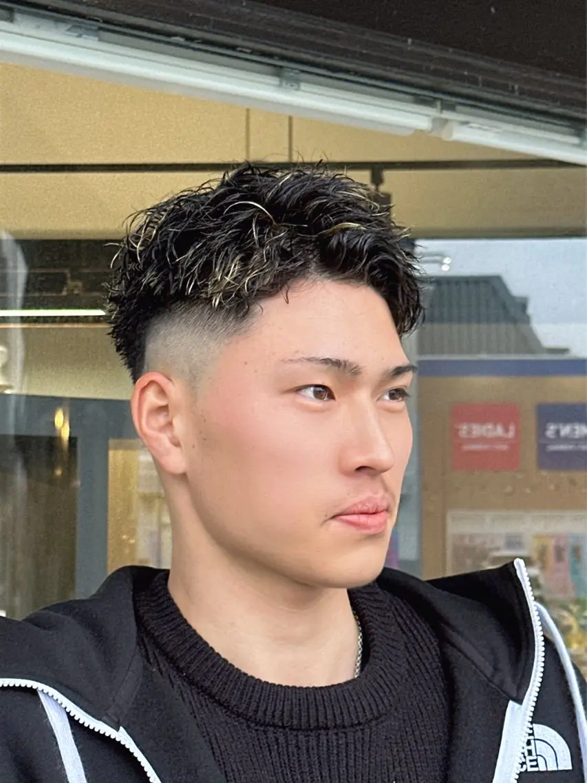 メンズ メンズブリーチ フェードカット メンズパーマ メンズツイストパーマ ツイストパーマ arika オケシ　リョウダイのヘアスタイル