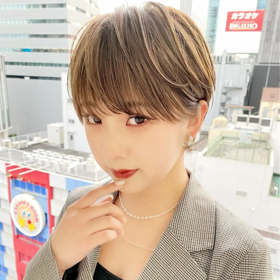 ショート カラー ブリーチ ケアブリーチ ダブルカラー ハイライトカラー イルミナカラー 中北篤志 ショートボブのヘアスタイル