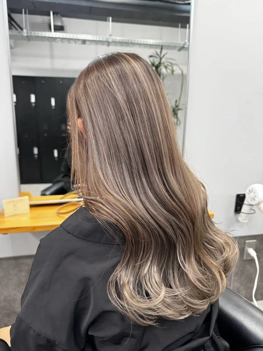 ロング カラー カット ヘアカラー トリートメント ミルクティーカラー グレージュ　高山慧輔のヘアスタイル