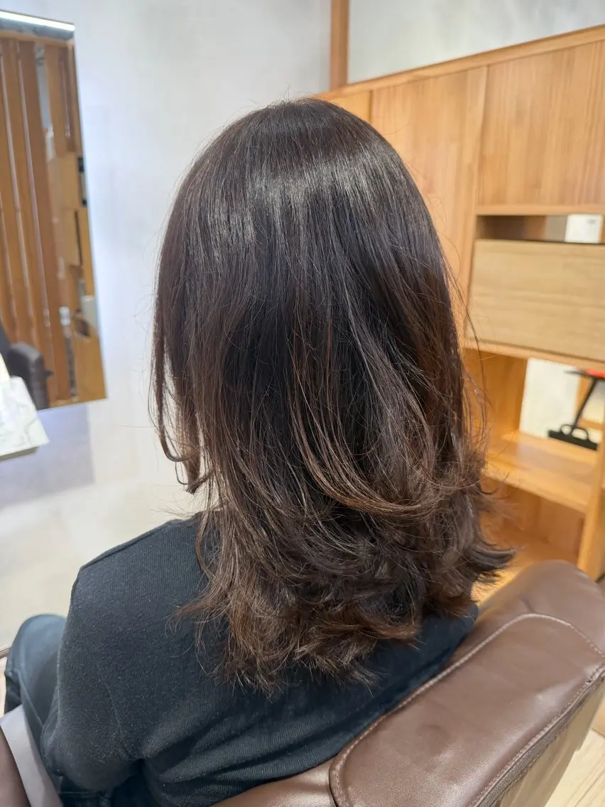 セミロング カラー ベージュカラー 透明感カラー オリーブカラー カット レディースカット モデル募集　山田省吾のヘアスタイル