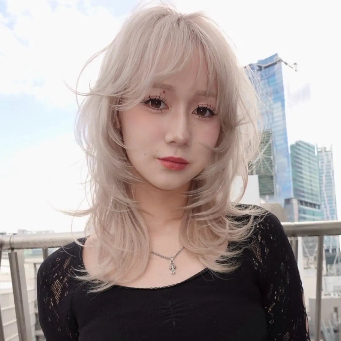 セミロング カラー ベージュカラー ブリーチ ホワイトベージュ ハッシュカット ハイレイヤー カット ヘアカラー トリートメント レイヤーカット ボブ 渋谷のヘアスタイル