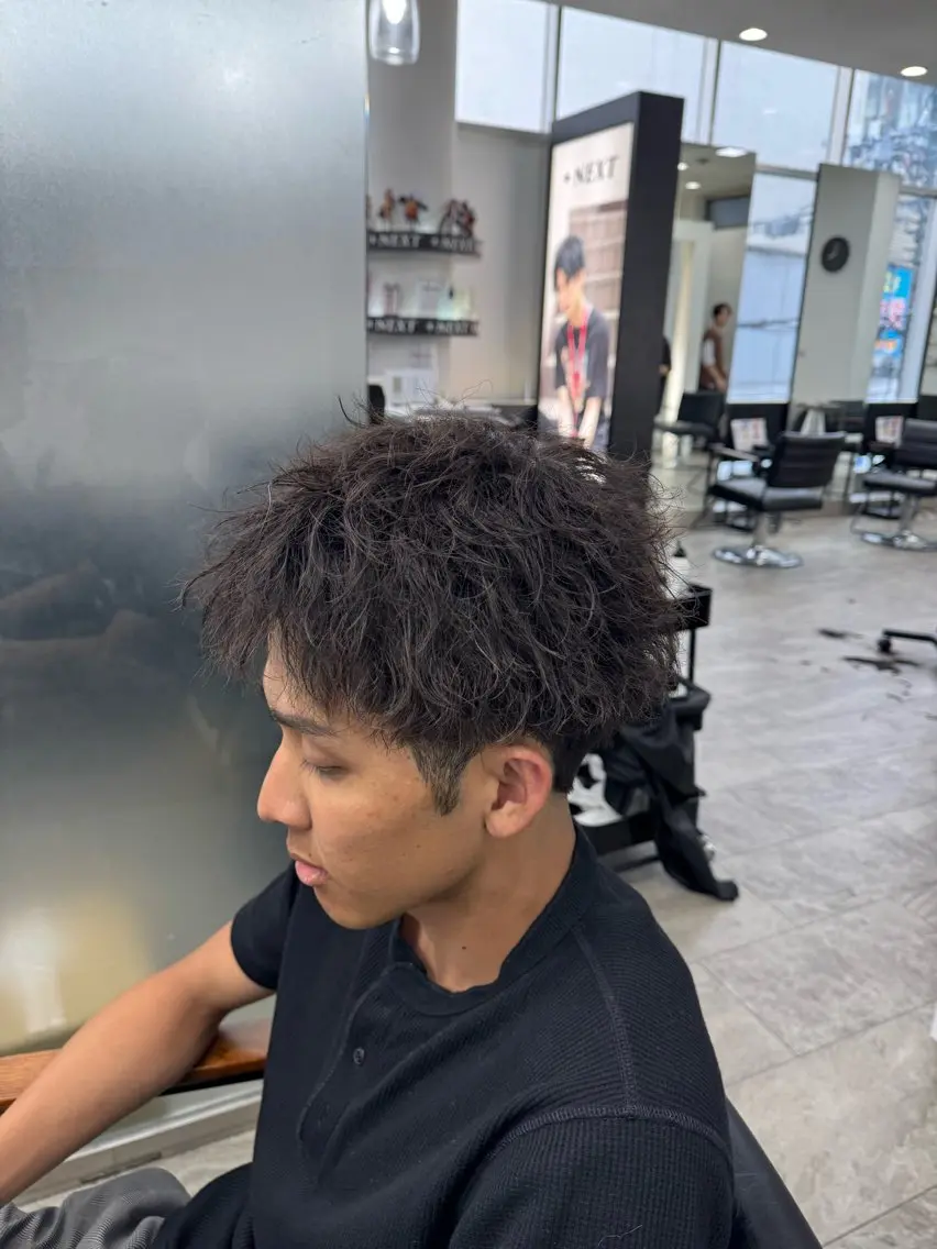 パーマ メンズ アップバング メンズパーマ スパイキーショート カット パーマ メンズヘア カット、パーマ特化のヘアスタイル