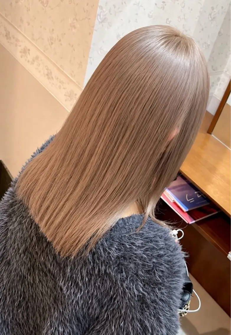 ミディアム カラー ベージュカラー ブリーチ ブロンド ブロンドベージュ 透明感カラー ヘアカラー ハイトーン ブリーチ azu/中庄駅前店のヘアスタイル