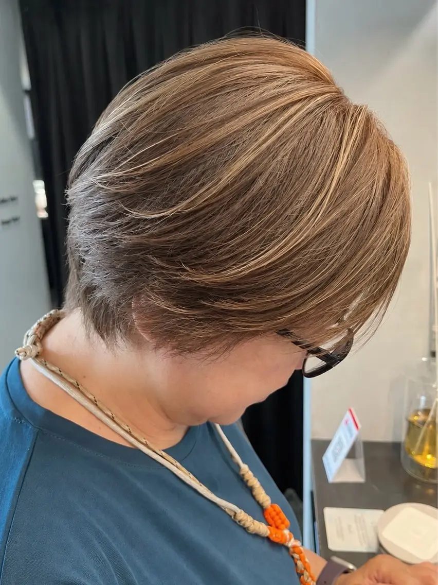 ショート カラー ベージュカラー グレージュ ハイライトカラー ハイライト ショートヘア カット ヘアカラー 白髪ぼかし 揚村武斗のヘアスタイル