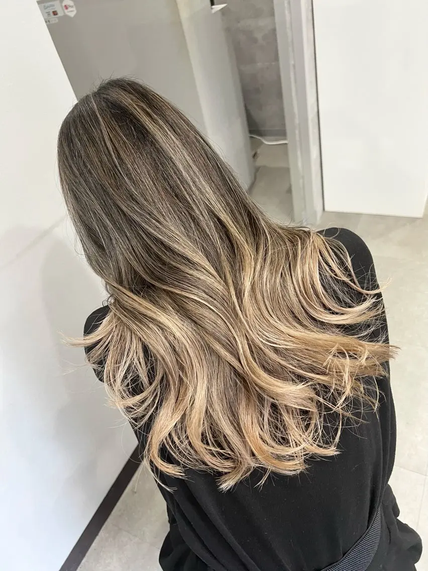 ロング カラー バレイヤージュ ベージュカラー ホワイトベージュ レイヤーカット 寺嶋 貴大のヘアスタイル