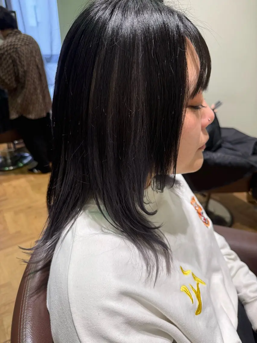 ミディアム カラー シルバー 伸ばしかけ ウルフカット 溝口 槙里也のヘアスタイル