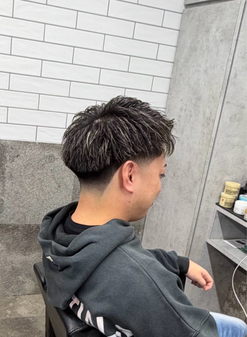 カラー メンズ フェードカット メンズパーマ スパイキーショート カット 角田 凌のヘアスタイル