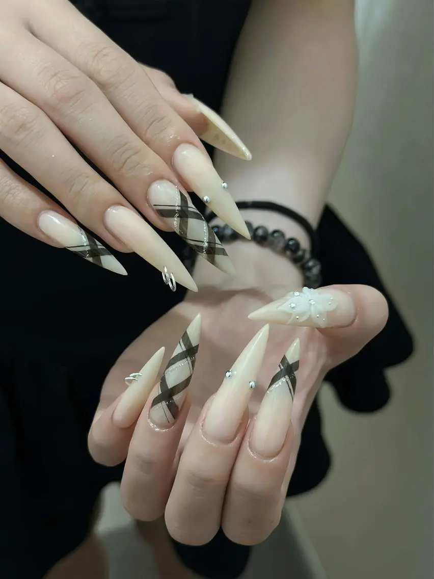 ネイル チークネイル ドット フレンチネイル グラデーション ハート ハンドネイル Julli NailStudioのネイルデザイン