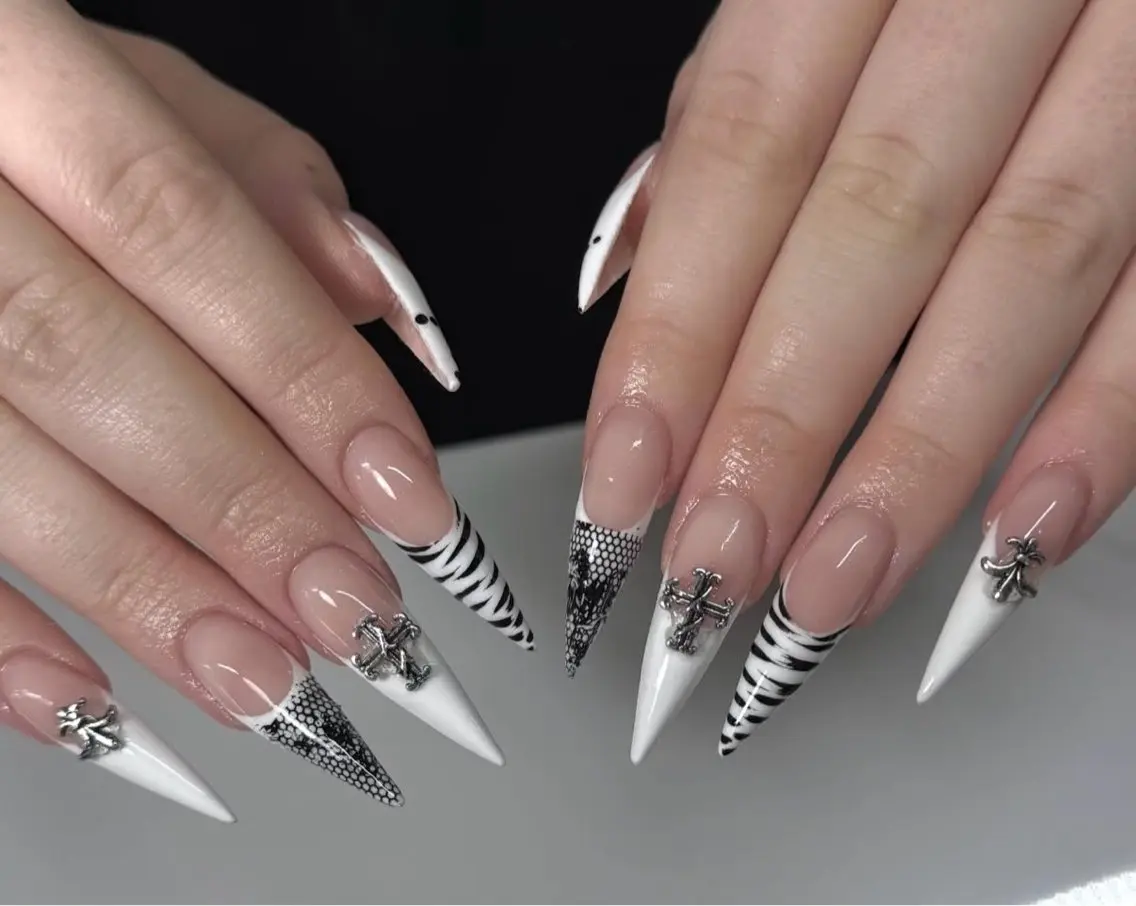 ネイル アートネイル ボルドー フレンチネイル ジェルネイル 氷ネイル・うるうるネイル ハンドネイル Julie NailSalonのネイルデザイン