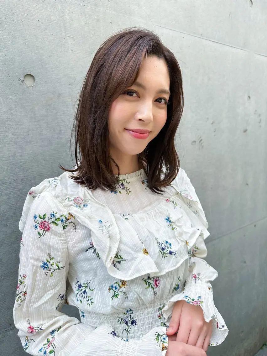 ミディアム デート レイヤーカット 小顔カット カット ヘアカラー トリートメント 縮毛矯正 ミディアム レイヤー 顔周り金山のヘアスタイル