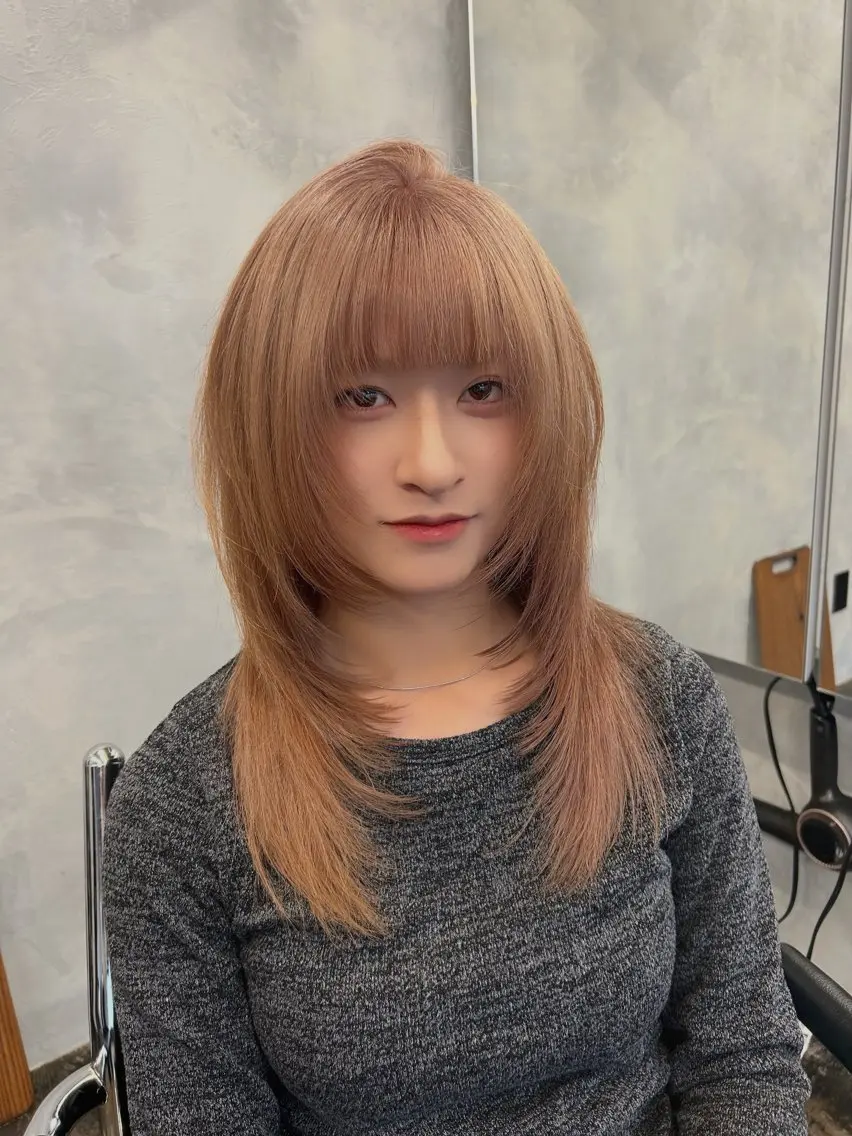 セミロング カット ヘアカラー トリートメント 松川ヒナ｜韓国レイヤ /耳つぼジュエリーのヘアスタイル