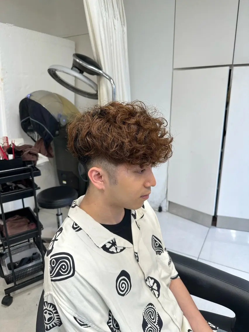 ショート カラー パーマ メンズ スペインカール ブラウンカラー 外国人風カラー カット ヘアカラー パーマ トリートメント フェザーパーマ職人 🪶ryosukeのヘアスタイル