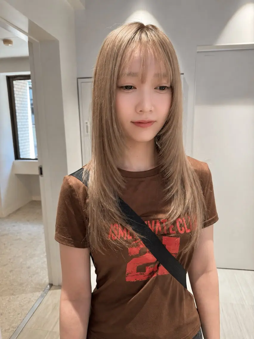 セミロング カラー ベージュカラー ホワイトベージュ レイヤーカット ヘアカラー トリートメント Ami/艶カラー/ レイヤー/ハイトーンのヘアスタイル