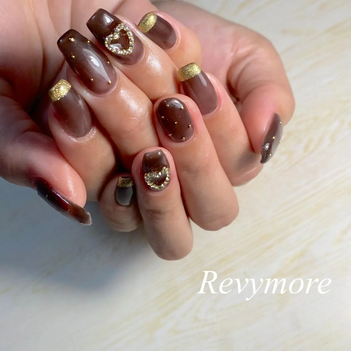 ミディアム ネイル ブラウン フレンチネイル ジェルネイル ゴールド ハート nail salon Revymoreのネイルデザイン