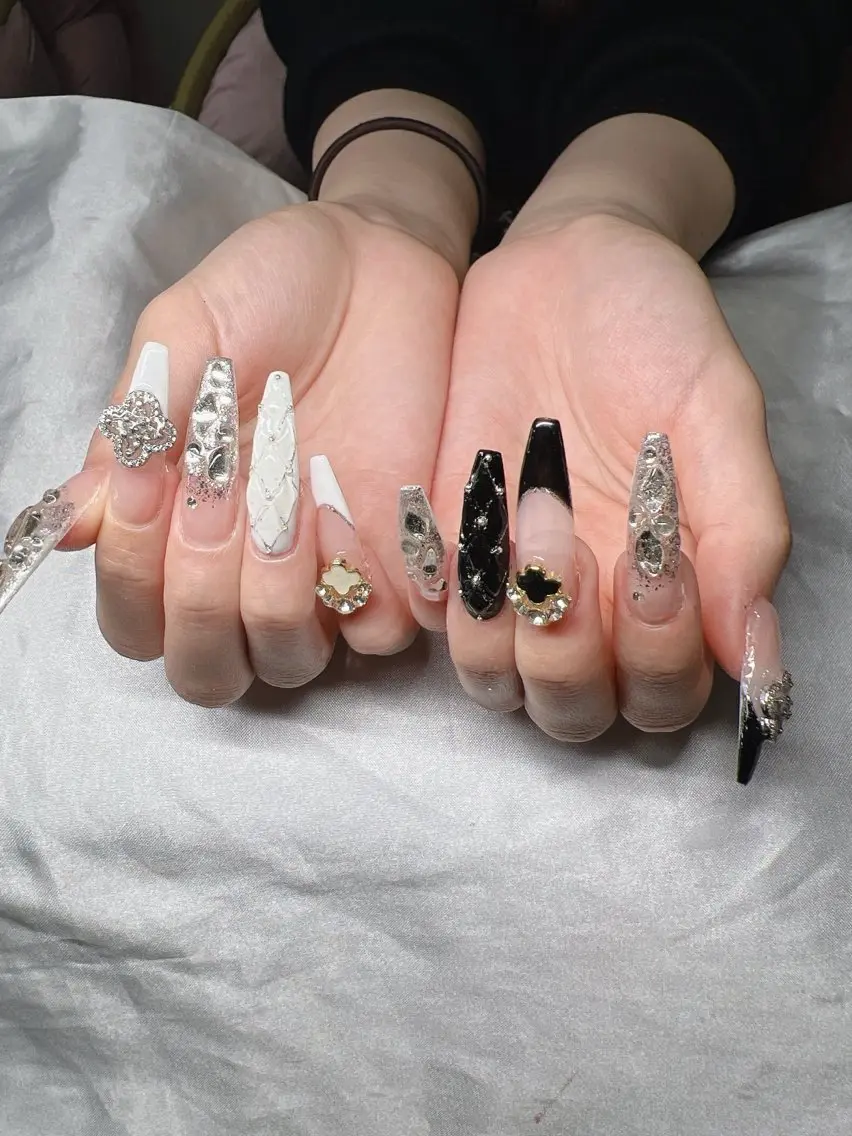 ネイル 長さ出し グラデーション キラキラネイル マグネットネイル ニュアンスネイル Lee Nailsのネイルデザイン