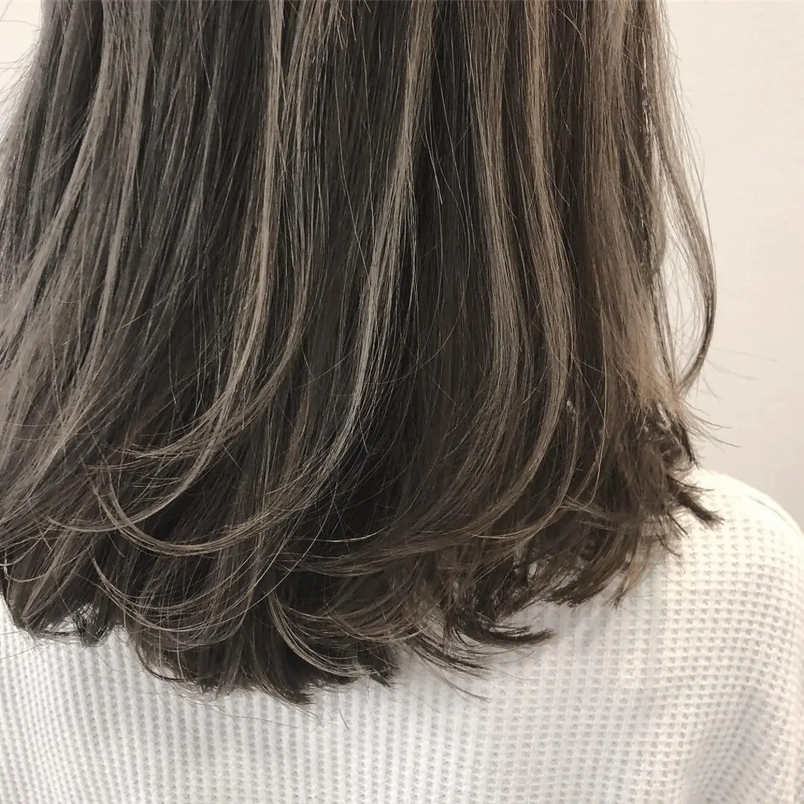セミロング アッシュ ハイライト ヘアカラー トリートメント 松佐 ゆかりのヘアスタイル