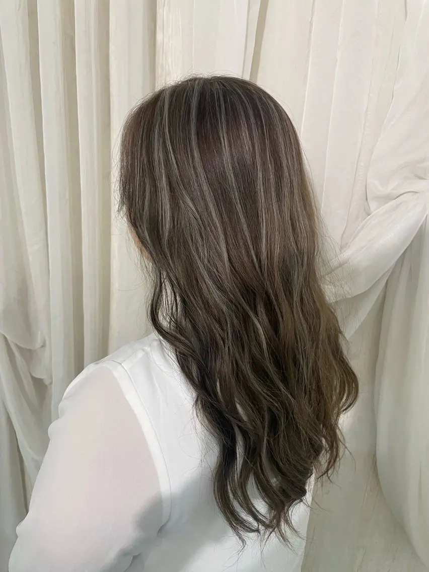 ロング カラー ハイライトカラー シルバー ハイライト ヘアカラー 🍀火曜以外予約⭕ 安藤澪央☘️のヘアスタイル