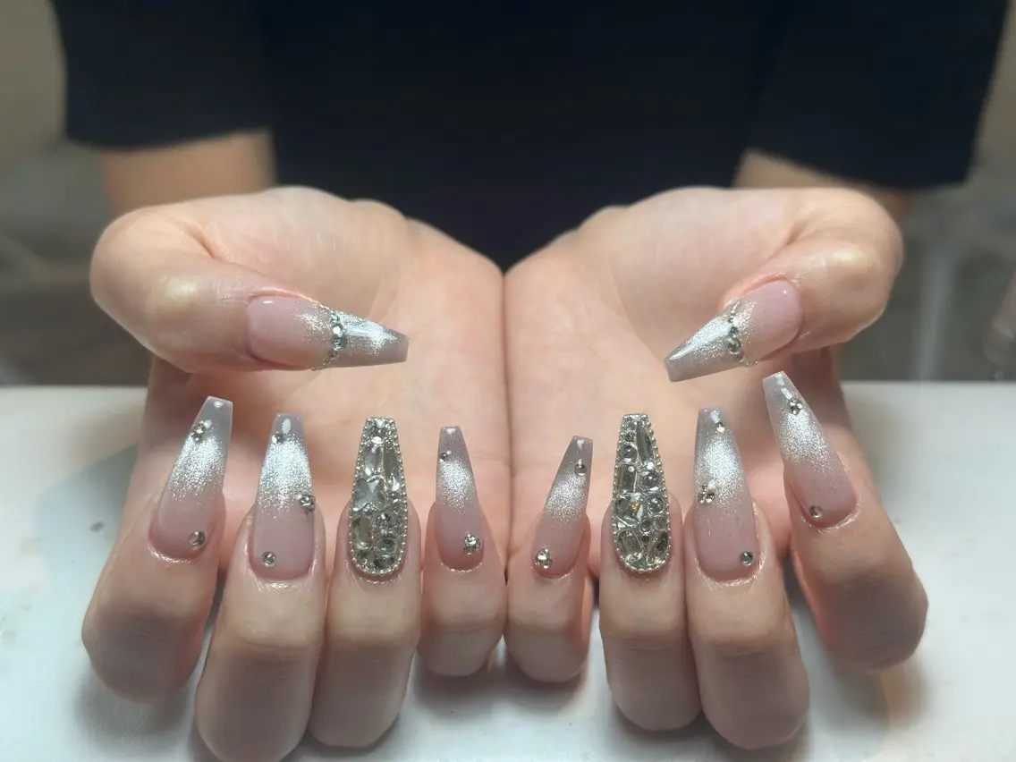 ネイル チークネイル ドット フレンチネイル グラデーション 韓国ネイル ハンドネイル Lisa Nail Salonのネイルデザイン