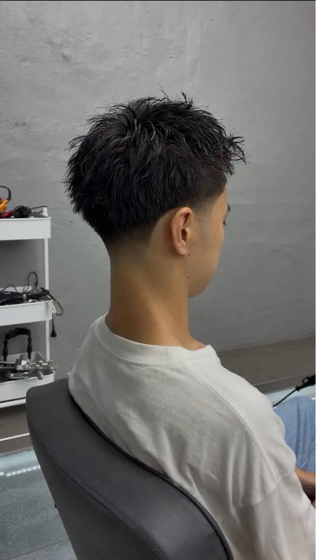 メンズ フェードカット スパイキーショート カット 【メンズ特化】テーパ ーフェード×パーマのヘアスタイル