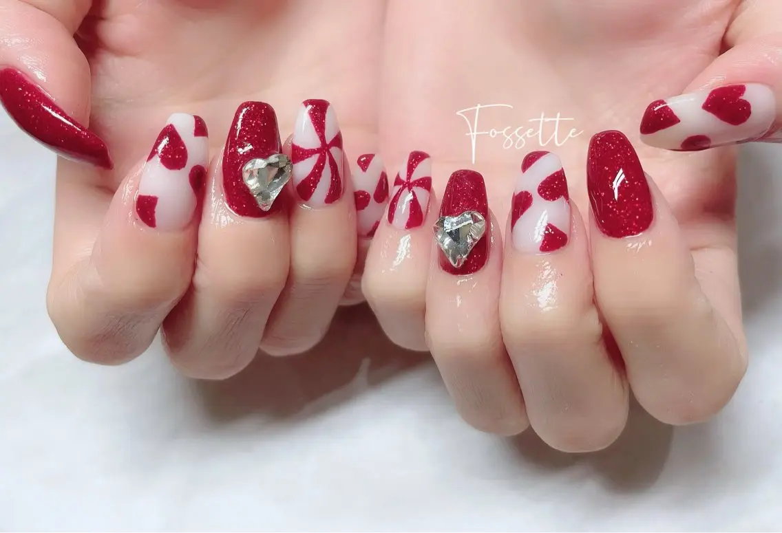 ネイル ハート キラキラネイル 赤色 冬ネイル クリスマス ハンドネイル nailsalon Fossetteのネイルデザイン