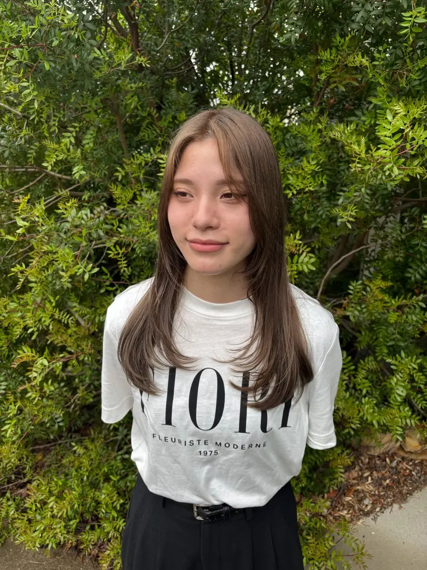 ロング アッシュ 顔まわりレイヤー レイヤーカット カット ヘアカラー 望月 芽依のヘアスタイル
