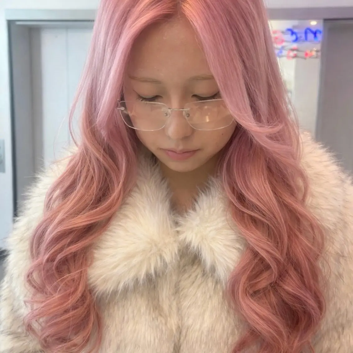 セミロング カラー ヘアアレンジ ピンクカラー ヘアカラー トリートメント 🎨ハイトーン/ 切りっぱなし みつきのヘアスタイル