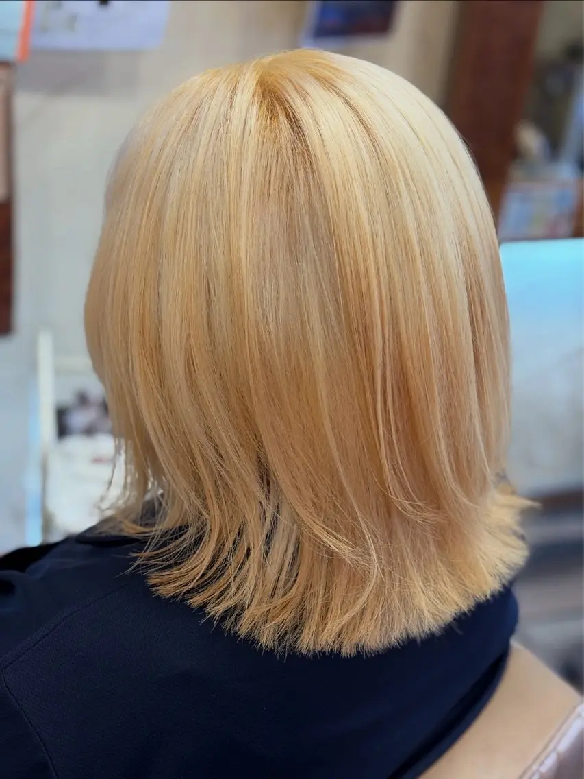 ミディアム 外ハネヘア カット ヘアカラー トリートメント 柘植 雅大のヘアスタイル