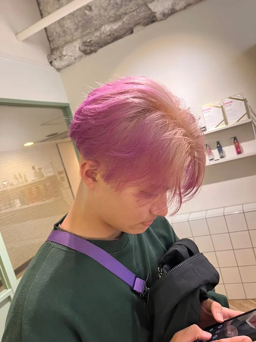 カラー メンズ メンズハイトーン ベージュカラー デザインカラー ハイトーンカラー ピンクカラー カット ヘアカラー トリートメント 縮毛/パーマ/カラー LUVISM佐藤里咲のヘアスタイル