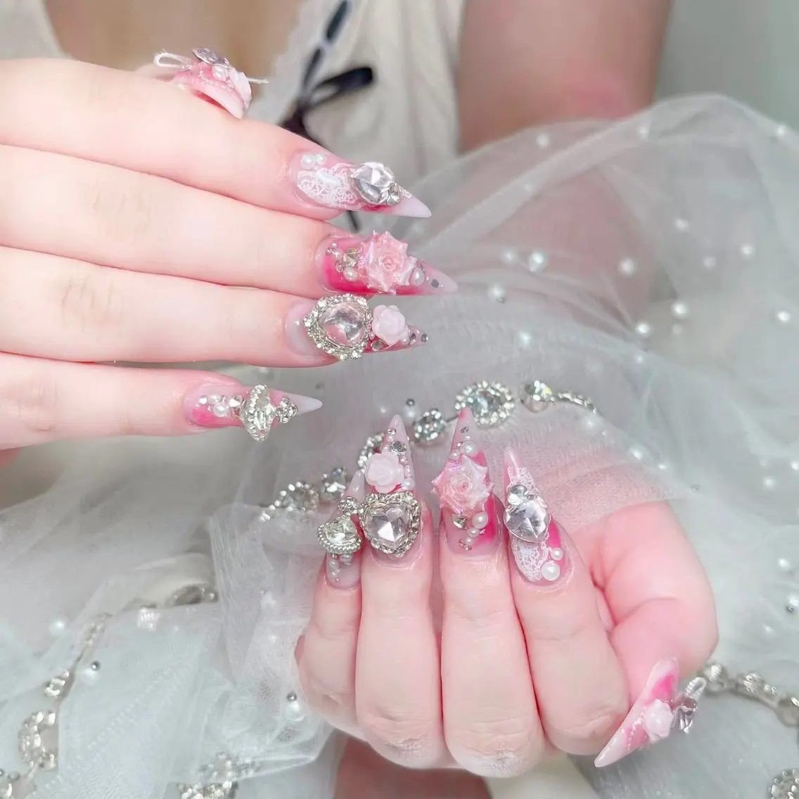ネイル チークネイル フレンチネイル ジェルネイル ガーリー キラキラネイル ハンドネイル Nova Nailのネイルデザイン