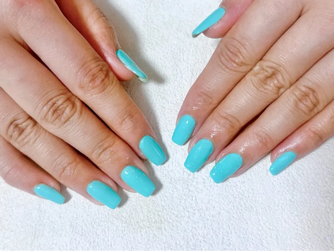 ネイル アニマル柄 オーロラネイル ブルー フットネイル フレンチネイル ハンドネイル mogu nailのネイルデザイン