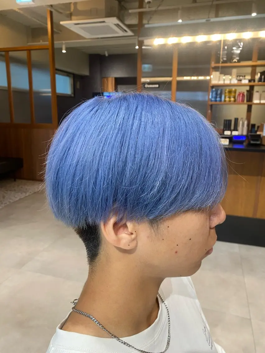 ショート カラー メンズ メンズブリーチ マッシュ 刈り上げ ブリーチ ブルーカラー 【メンズカット】 富塚 瑠士のヘアスタイル