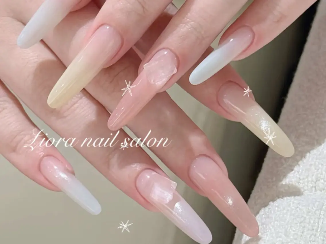 ネイル フレンチネイル ジェルネイル ガーリー グラデーション キラキラネイル ハンドネイル JUN Lioraネイルのネイルデザイン