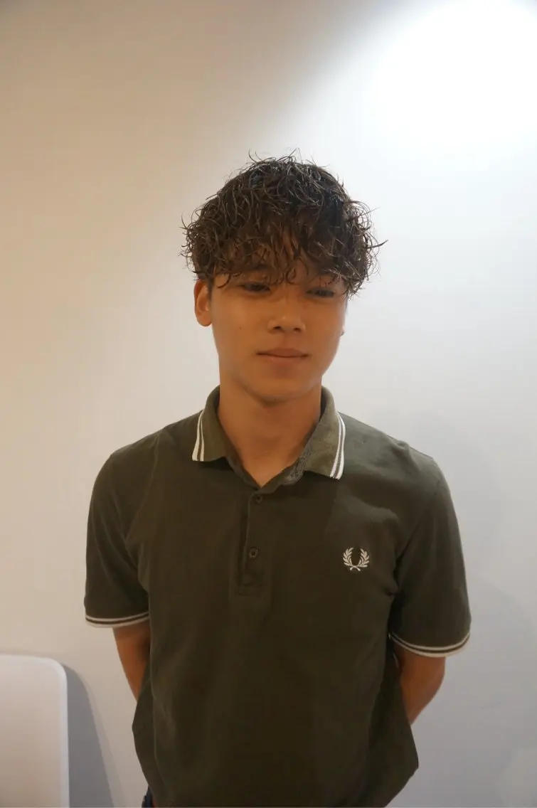 メンズ スペインカール 窪田 力也のヘアスタイル