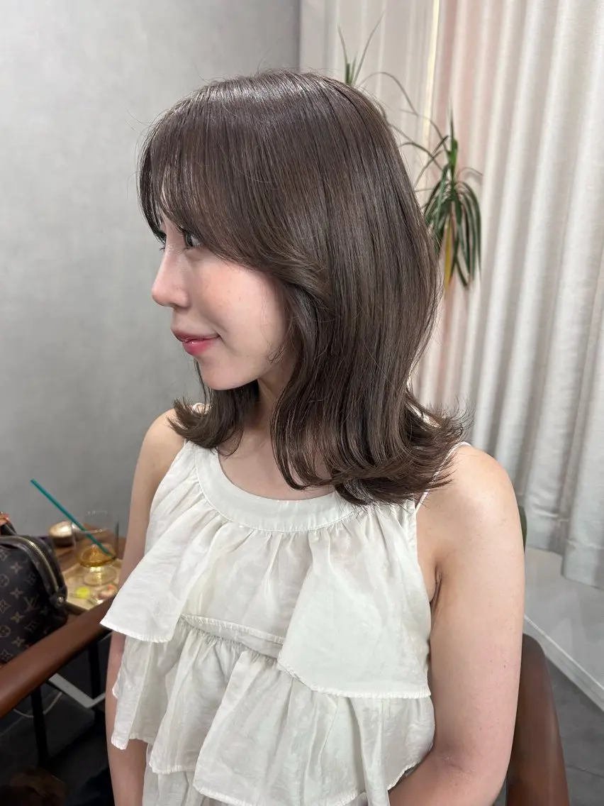 ミディアム カット ヘアカラー レイヤーカット/透明 感カラー🩵中村友美のヘアスタイル
