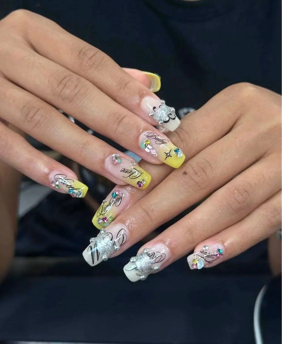 ネイル キラキラネイル 持ち込み ホワイト 黄色 Iconic Nailのネイルデザイン