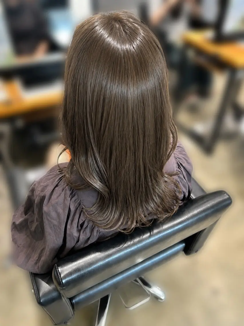 セミロング カラー ベージュカラー 透明感カラー オリーブベージュ ヘアカラー くろだ かなのヘアスタイル
