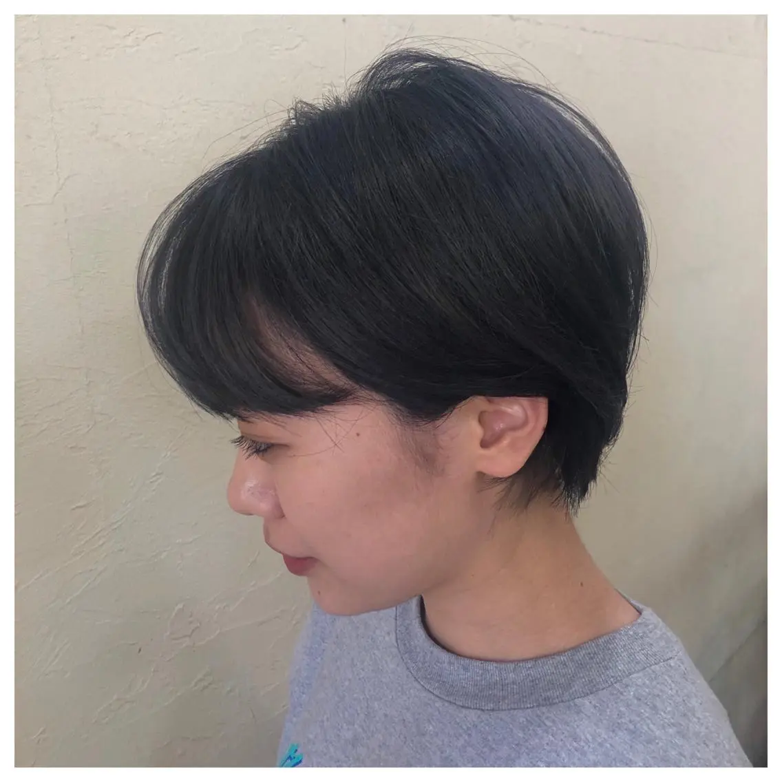 ショート カラー 黒髪 ブリーチ ブルーカラー ブルーブラック 透明感カラー ヘアカラー トリートメント ENIF ヤマグチアツコのヘアスタイル