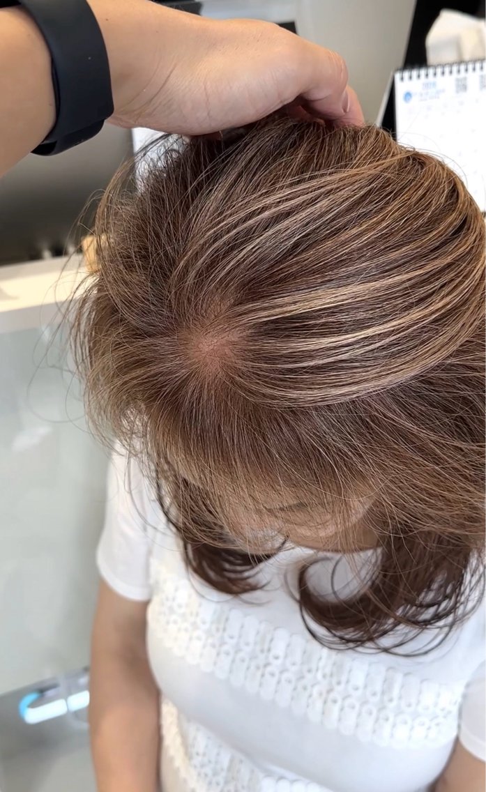 ミディアム カラー レイヤーカット 白髪ぼかし/KURAのヘアスタイル