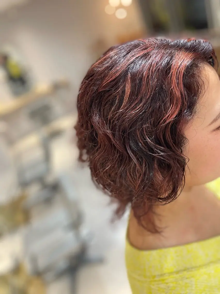 ミディアム カラー パーマ ハイライトカラー オレンジピンク くせ毛 ハイライト 喜納 優衣のヘアスタイル